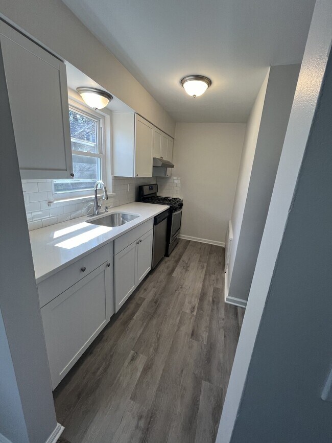 Foto del edificio - "Chic 1-Bedroom Condo Oasis with Granite Touches & Gleaming Hardwood Floors in Verona!"