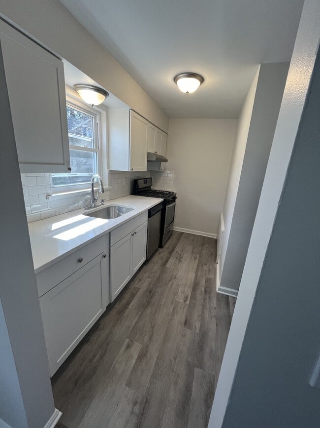 Building Photo - "Chic 1-Bedroom Condo Oasis with Granite Touches & Gleaming Hardwood Floors in Verona!"