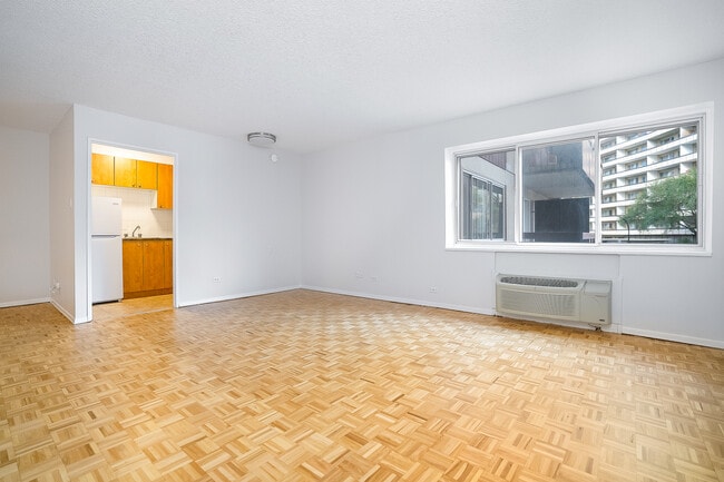 Building Photo - 3536 Ch De La Côte-Des-Neiges