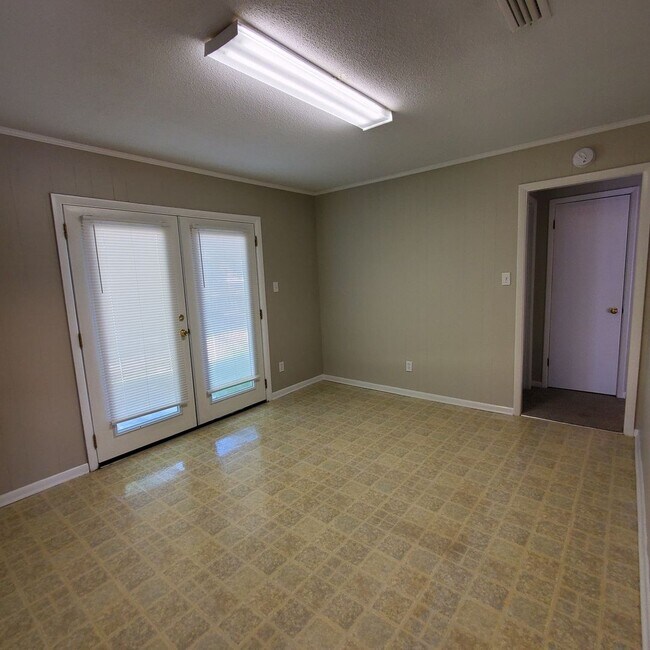 Foto del edificio - Charming 3/2 Home with Spacious Yard - You...
