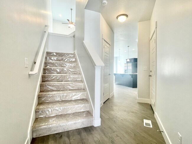 Building Photo - 1629 3860 W