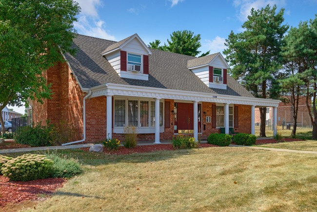 Building Photo - Colonial Village