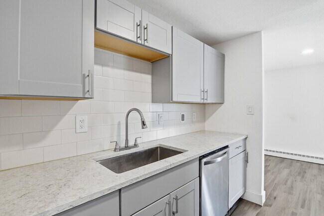 Foto del edificio - $1,500.95 with $300.00 off the first month's rent, 2 Beds - 1 Bath, Triplex in Aurora with Washer...