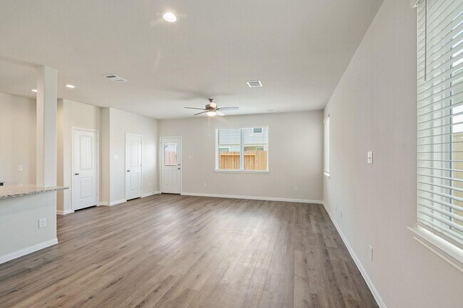 Building Photo - 3915 Deledda Dr