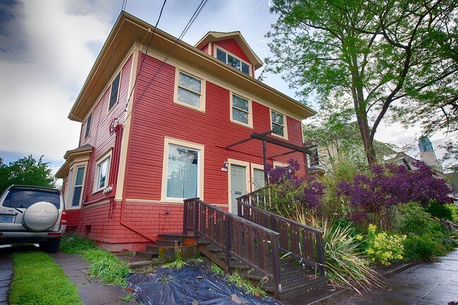 Building Photo - 1325 SE Nehalem St