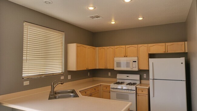 Building Photo - Silverado Ranch Area!