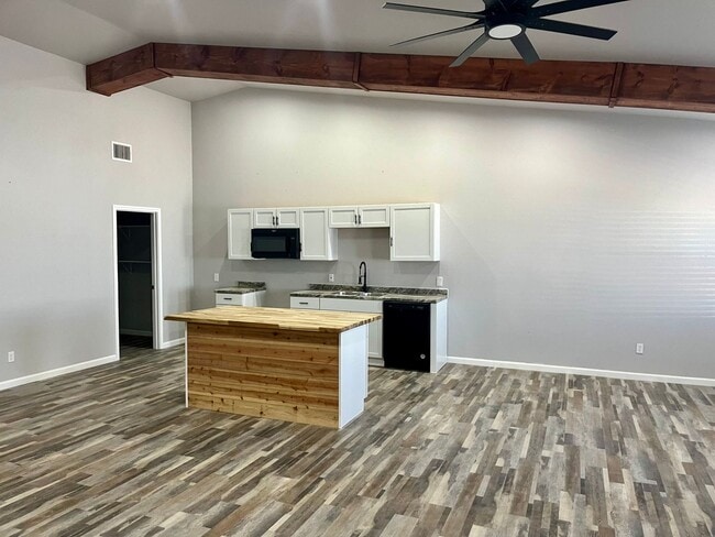 Building Photo - 3 Bedroom 2 Bathroom