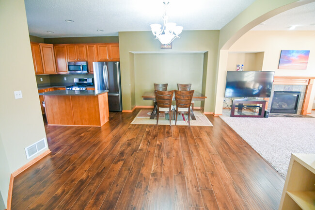 Building Photo - 3266 Oak View Dr