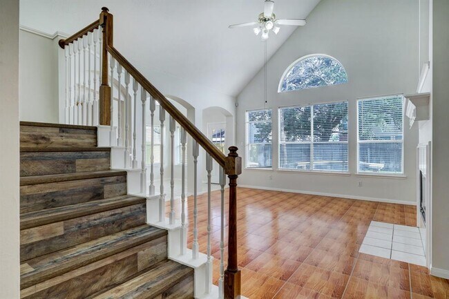 Building Photo - 20910 Meadowhill Dr