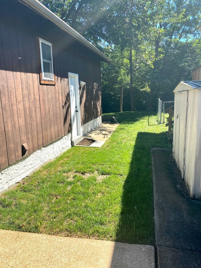 Side yard/side entrance - 1500 Prather Ave