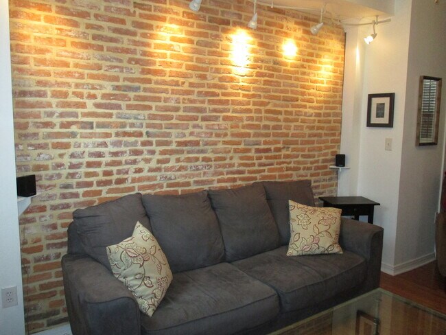 Foto del edificio - Federal Hill Renovated 2BR/2BA Townhome - ...