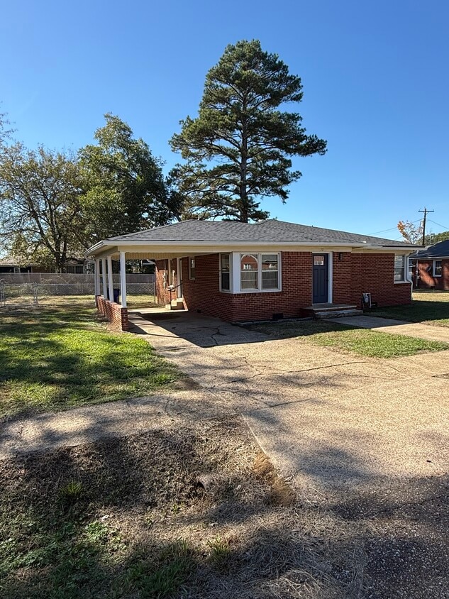 Building Photo - 3br, 1ba, brick home in the city