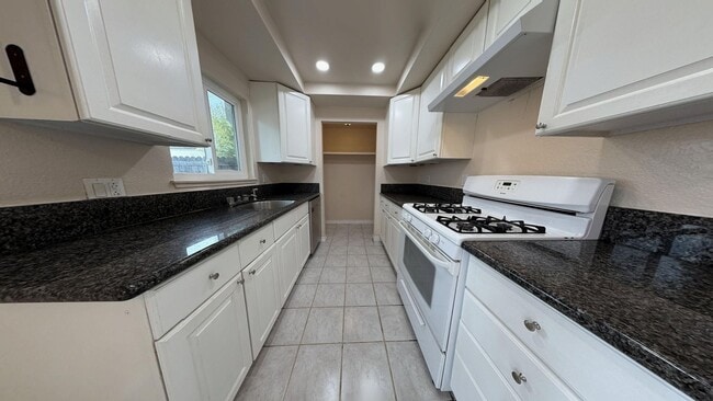 Building Photo - 1029 Clark St