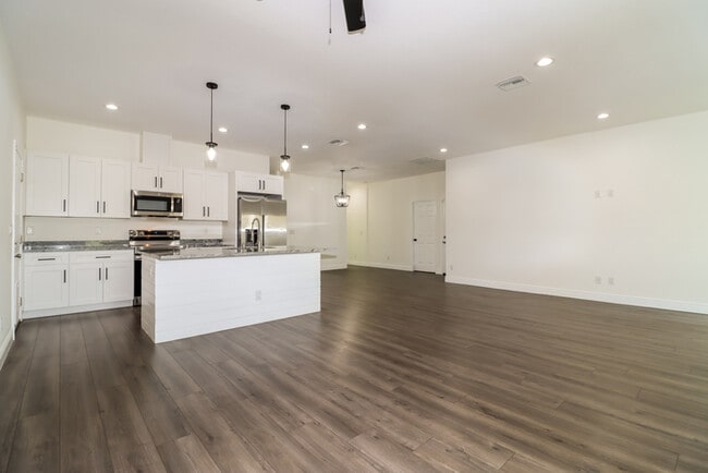 Building Photo - 2001 E Wood St