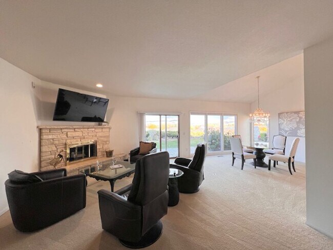 Foto del edificio - Furnished 4 Bed 3 Bath Patio Home with Stu...