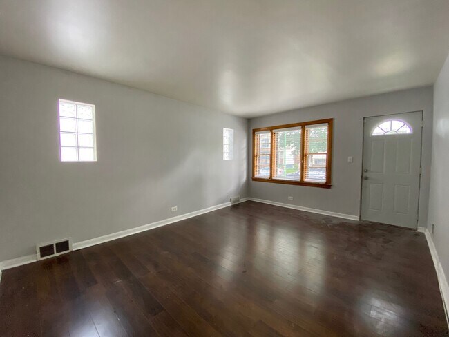Building Photo - 4932 N McVicker Ave