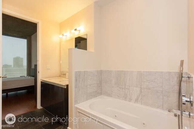 Foto del edificio - 1 br, 1 bath Condo - 600 N Fairbanks Ct Un...