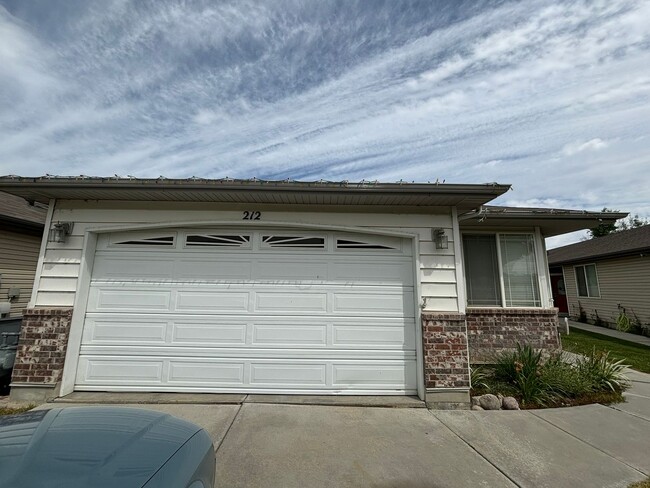 Building Photo - Beautiful 3 bedroom 2 bath unit is a must ...