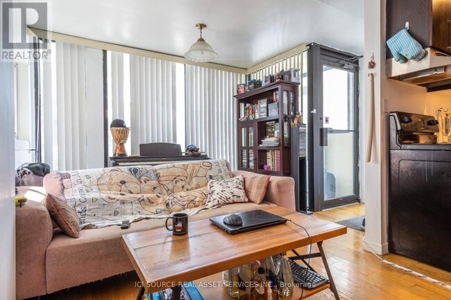 Photo du bâtiment - 693 Euclid Ave