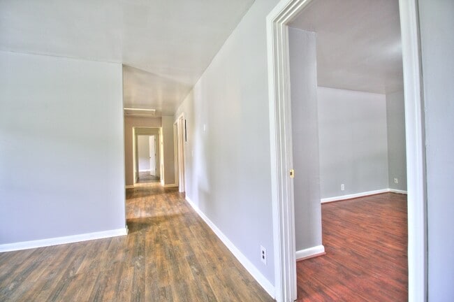 Building Photo - 4 bed/2 Bath w/Fenced Yard in Prime Durham...