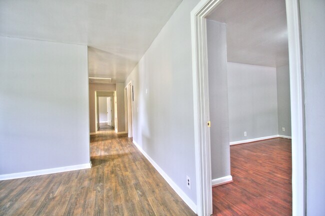 Foto del edificio - 4 bed/2 Bath w/Fenced Yard in Prime Durham...