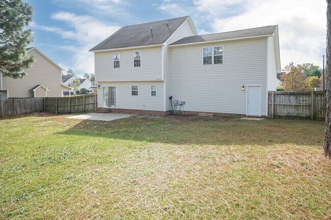 Building Photo - Gorgeous Three Bedroom Home!