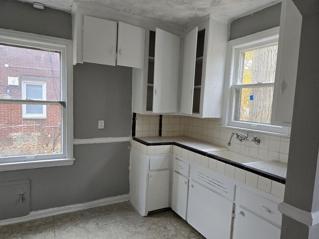 Building Photo - 8239 Manor