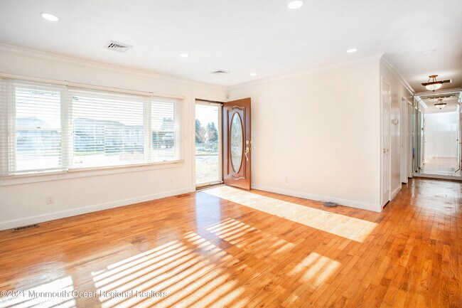Building Photo - 808 Bermuda Dr