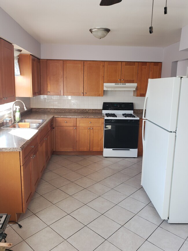 Kitchen - 10108 Devon Ct