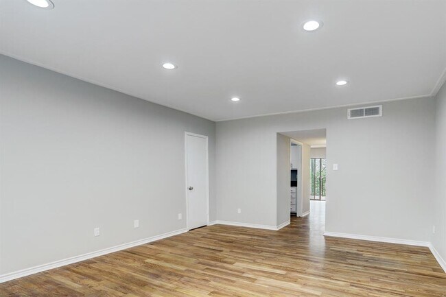 Building Photo - 1800 Stoney Brook Dr