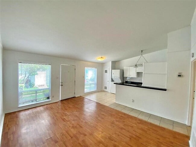 Building Photo - 614 W 51st St