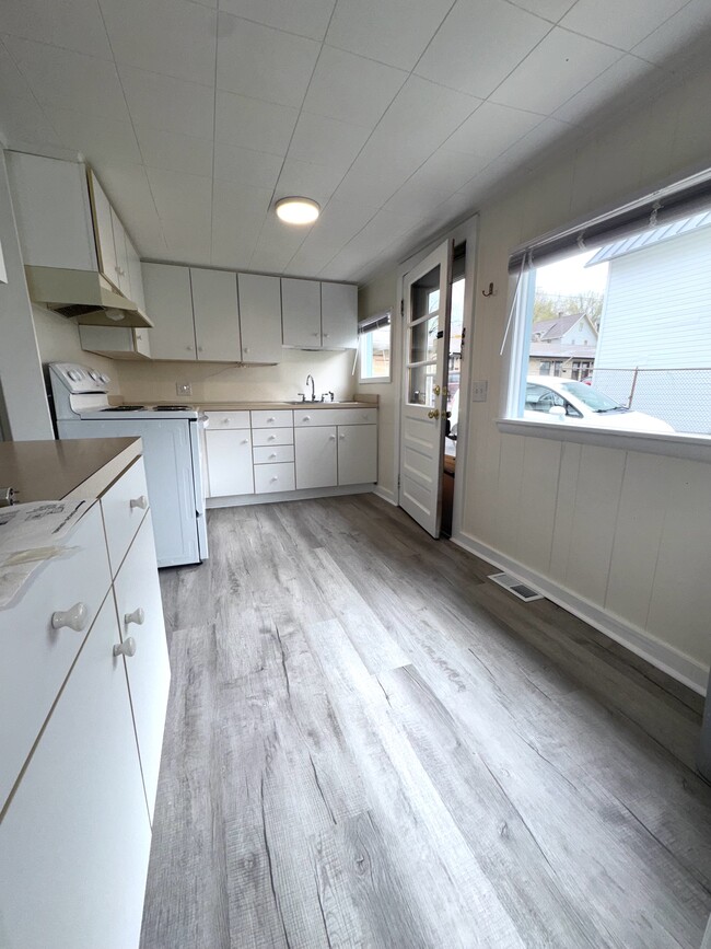 Building Photo - 567 N Walnut St