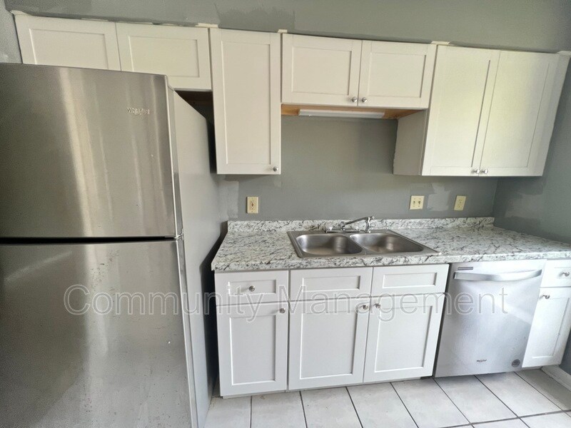 Foto principal - 7121 Meadow Park Ave