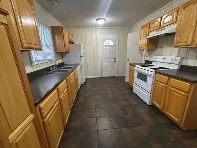 Foto del edificio - Beautiful 3 Bedroom Home with Large Back Yard and Deck!