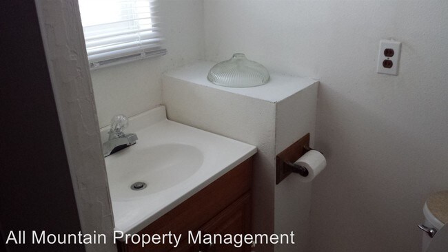 Building Photo - 39977 Hillcrest Dr