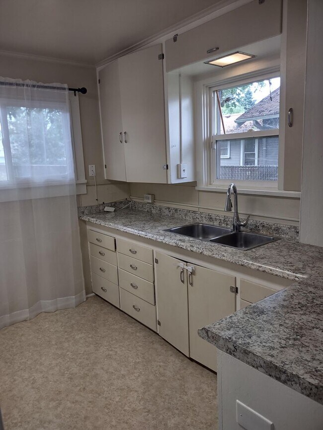 Building Photo - Cute Two Bedroom Home With Partly Fence Ba...
