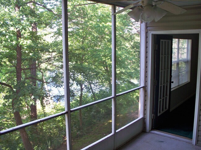 Foto del edificio - Beautiful Two Bedroom 2 bath Apartment wit...