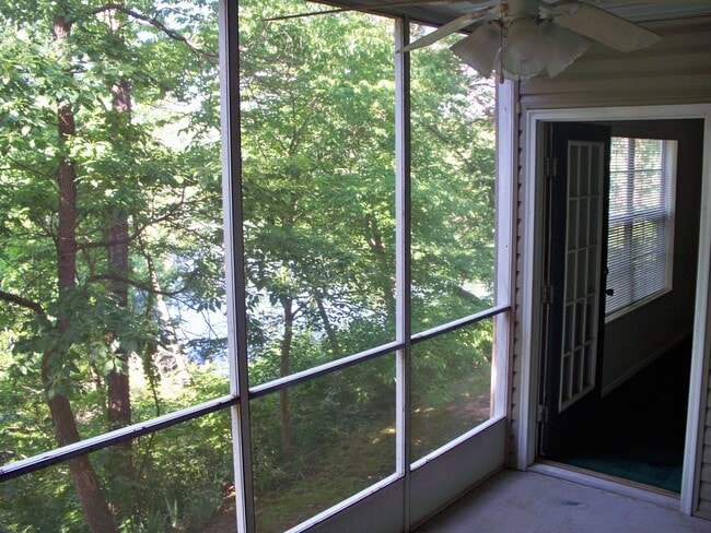 Building Photo - Beautiful Two Bedroom 2 bath Apartment wit...