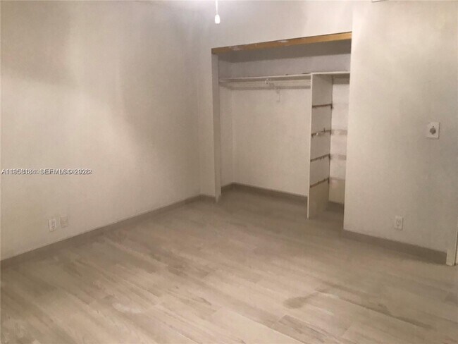 Building Photo - 501 Blue Heron Dr