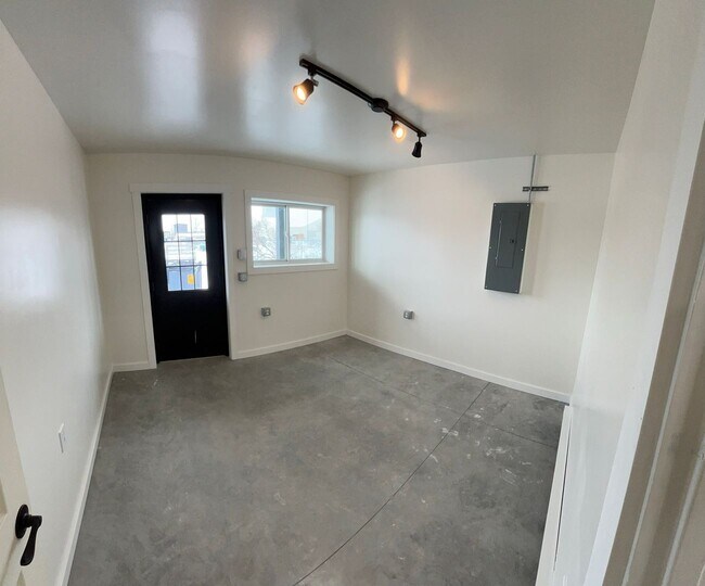 Foto del edificio - Commercial Shop Space for Lease