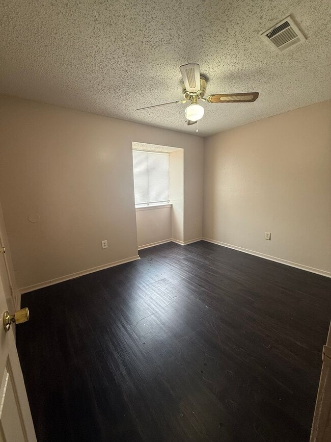 Building Photo - 2 bedroom 2 bath town home in a gated community