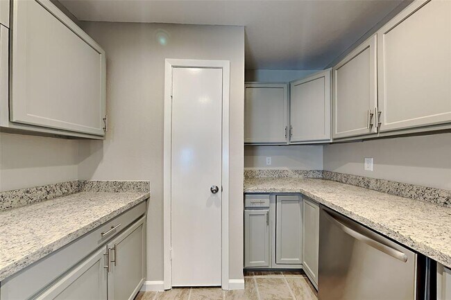 Building Photo - 6819 Kearney Dr