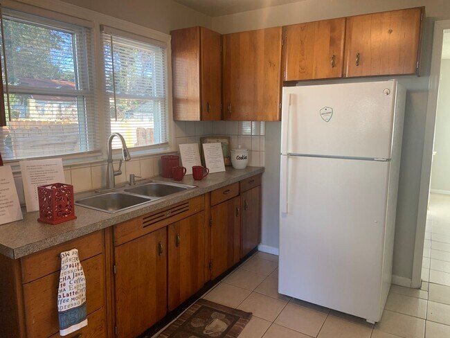 Building Photo - 4 BR House w/ Fenced-in Yard