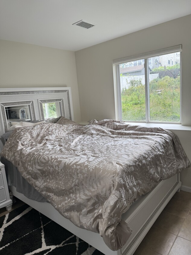 Foto principal - 36 Mersereau Ave