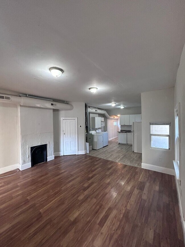 Building Photo - Available Now! | 2 Bed/ 1 Bath | Church Hill North