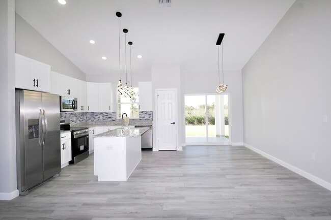 Building Photo - 4625 Cortez Blvd