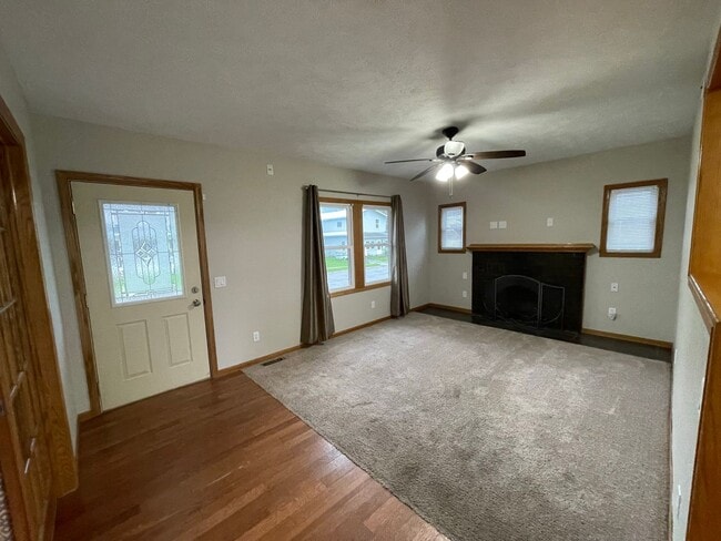 Building Photo - Great 3 Bed, 3 Bath house.