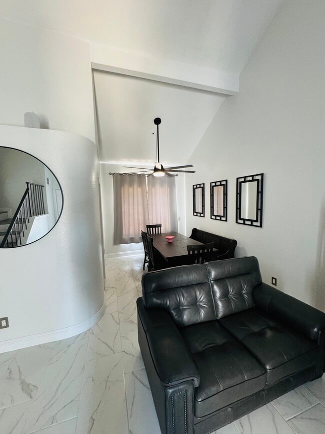 Building Photo - 13661 Kings Canyon Ct