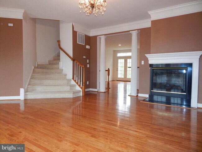 Building Photo - 1046 Hotchkiss Pl