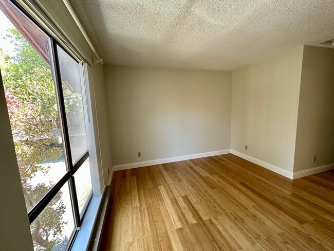 Building Photo - Spacious 2 Bed 2 Bathroom $2500!